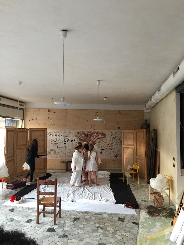 04 intanto continuano anche le performance continuano le perfomance